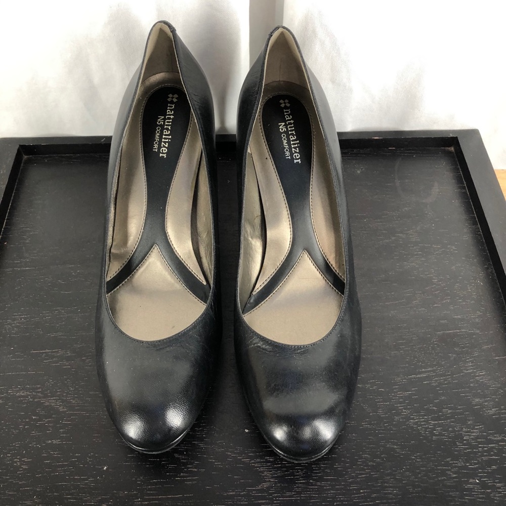 Naturalized black leather pumps size 12